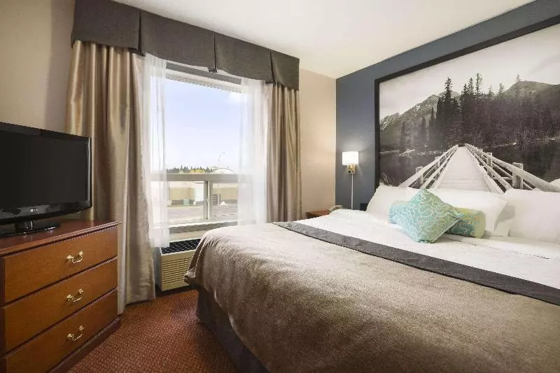 キングサイズベッドのスイートルーム, Super 8 By Wyndham Whitecourt
