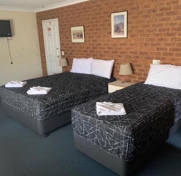 חדר משפחתי, Colonial Motor Inn