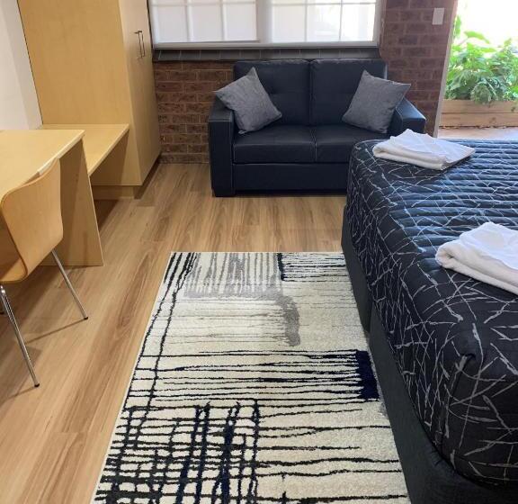 חדר סטנדרט עם מיטת קינג, Colonial Motor Inn