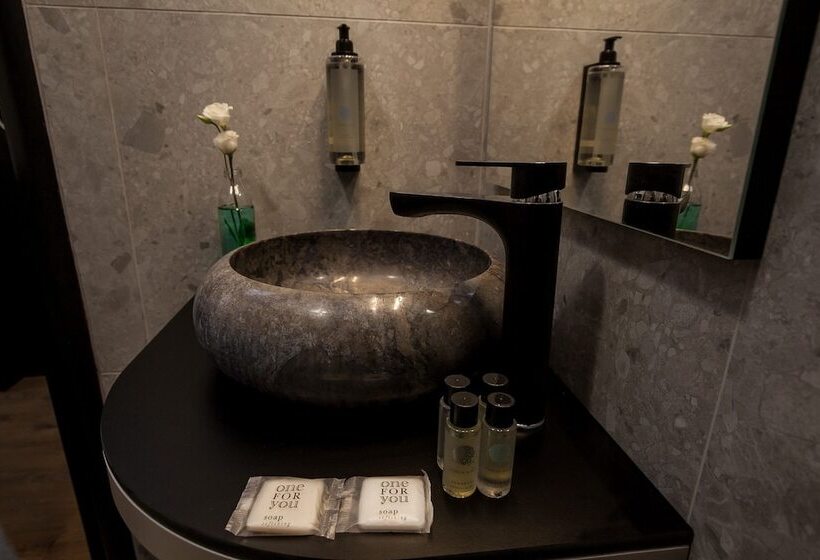 اتاق استاندارد یک نفره, Boutique Hotel Bura 45n