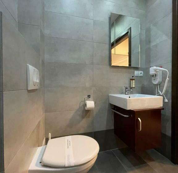 غرفة قياسية ثلاثية, Red