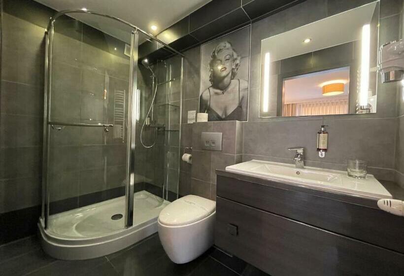 غرفة ديلوكس, Red