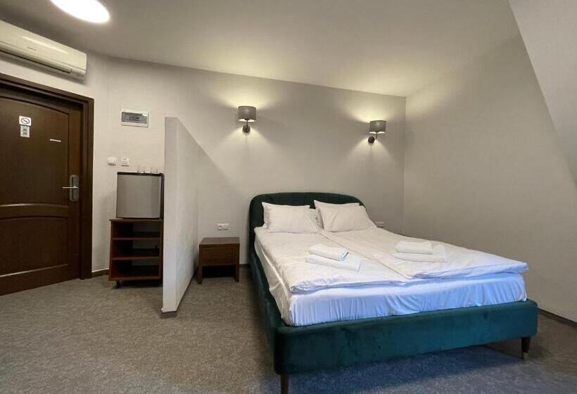 غرفة قياسية, Red