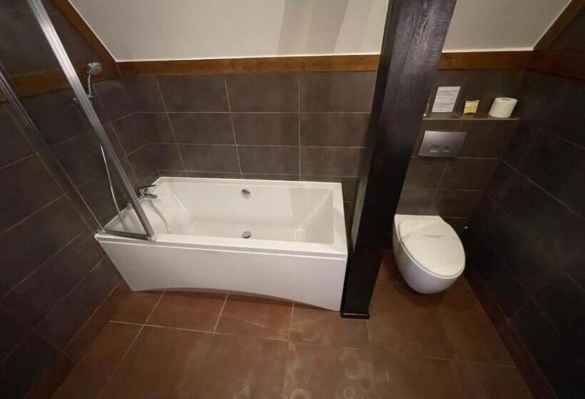 غرفة ديلوكس, Red