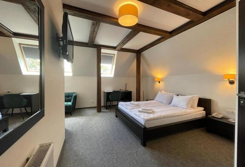 غرفة ديلوكس, Red