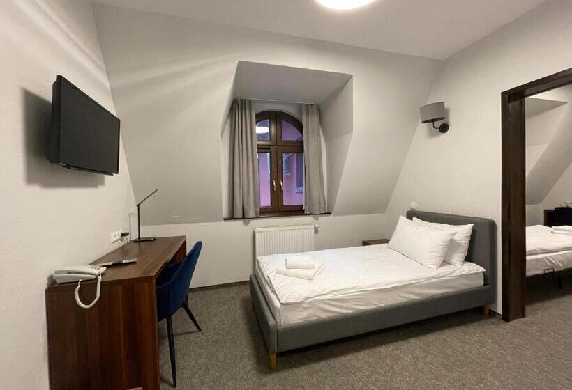 غرفة قياسية ثلاثية, Red