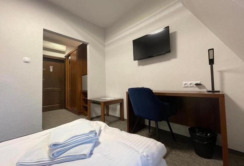 غرفة قياسية ثلاثية, Red