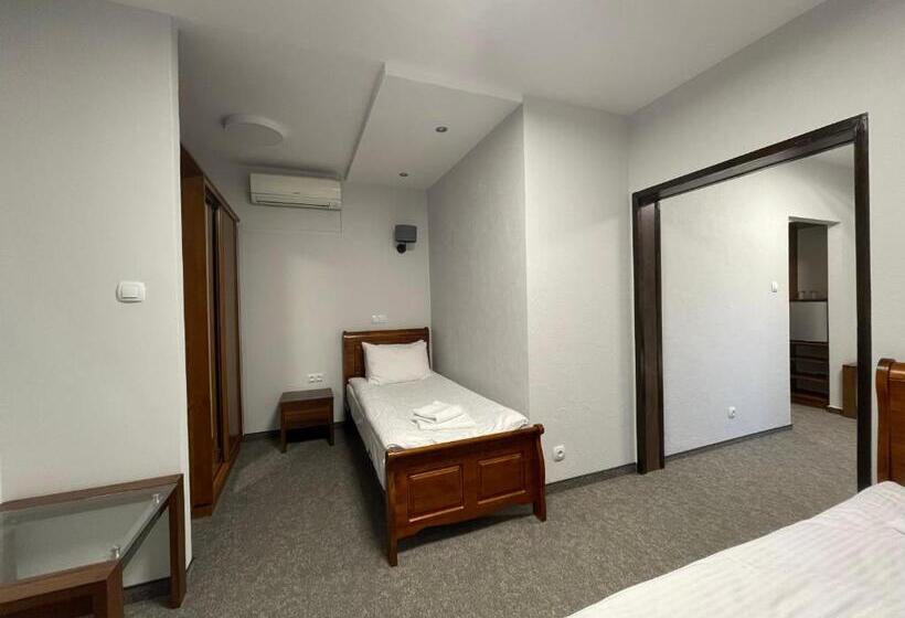 غرفة قياسية ثلاثية, Red