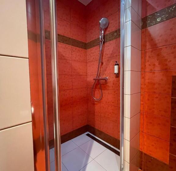 غرفة قياسية ثلاثية, Red