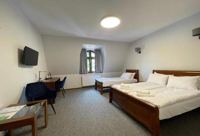 غرفة قياسية ثلاثية, Red