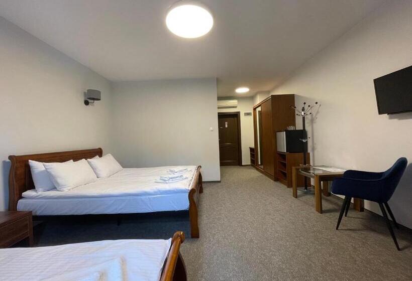 غرفة قياسية ثلاثية, Red