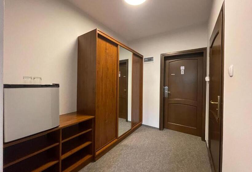 غرفة قياسية, Red