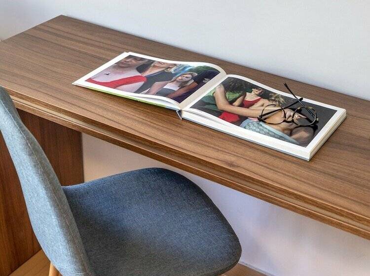 إستوديو ديلوكس, The Newel Acropolis