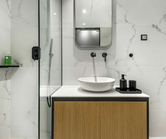 إستوديو ديلوكس, The Newel Acropolis