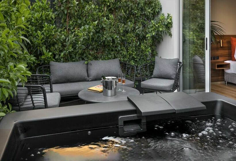 إستوديو ديلوكس, The Newel Acropolis