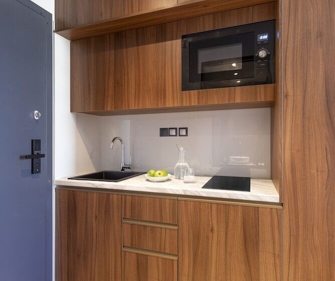 إستوديو ديلوكس, The Newel Acropolis