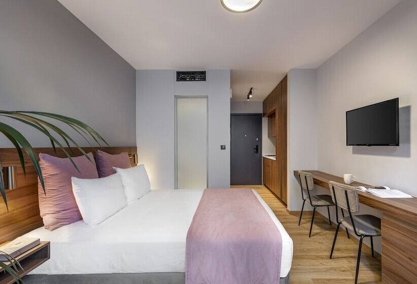 إستوديو ديلوكس, The Newel Acropolis