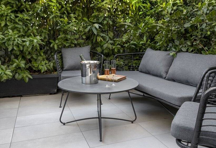 إستوديو ديلوكس, The Newel Acropolis