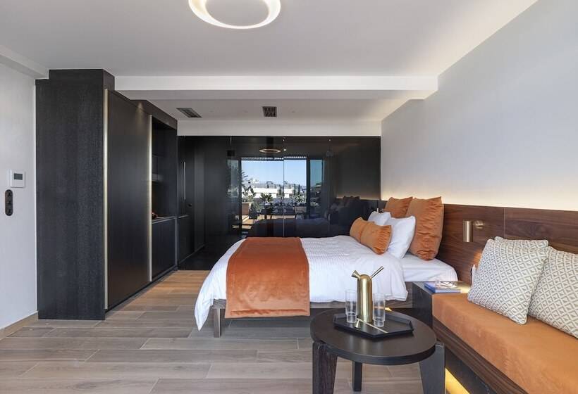 إستوديو قياسي مطل على المدينة, The Newel Acropolis