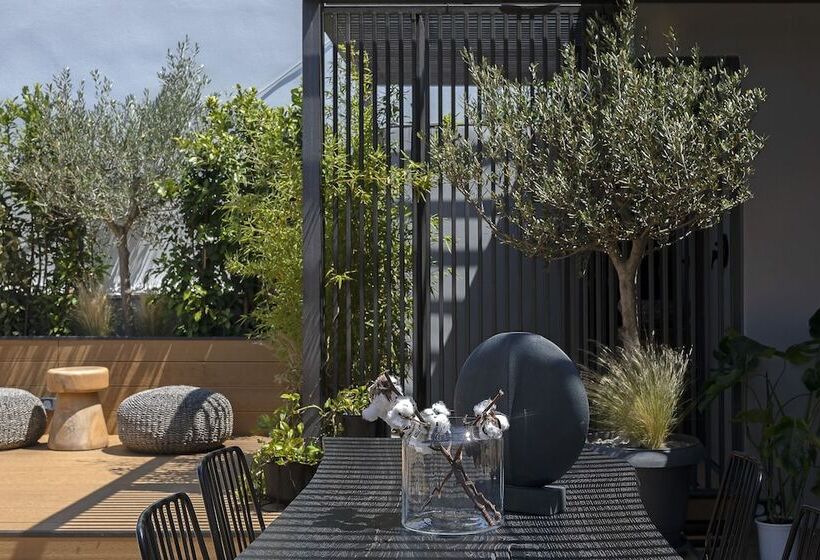 إستوديو قياسي مطل على المدينة, The Newel Acropolis