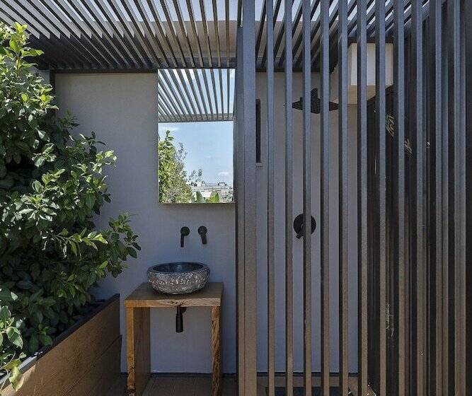 إستوديو قياسي مطل على المدينة, The Newel Acropolis