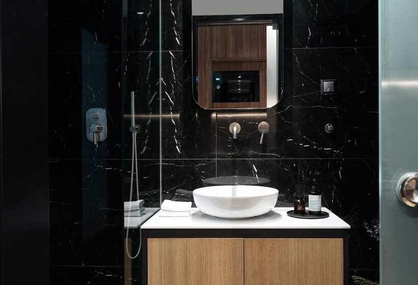 إستوديو ديلوكس, The Newel Acropolis