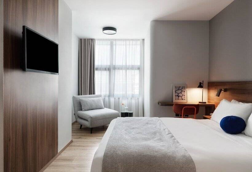 إستوديو ديلوكس, The Newel Acropolis