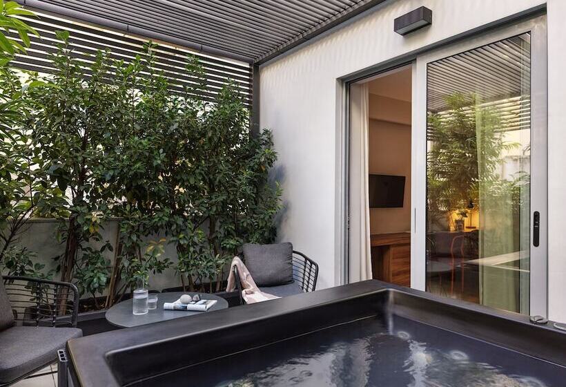 إستوديو ديلوكس, The Newel Acropolis