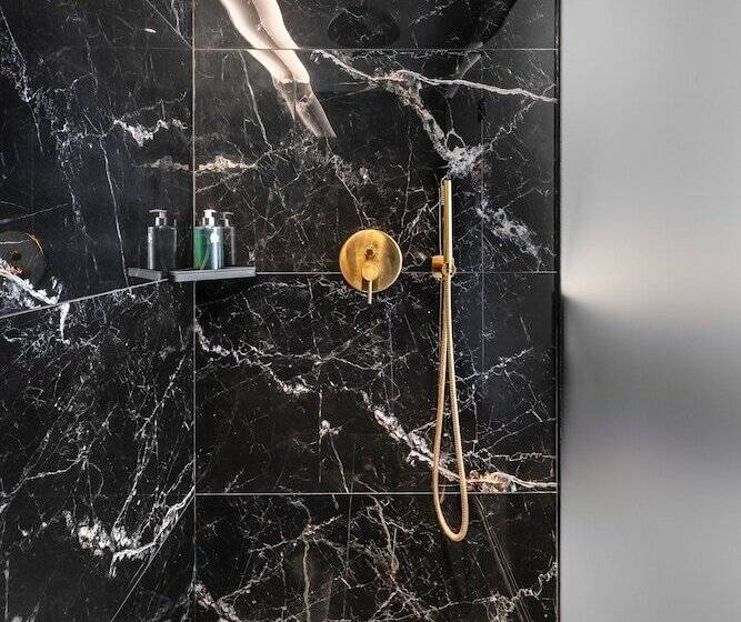 إستوديو قياسي مطل على المدينة, The Newel Acropolis