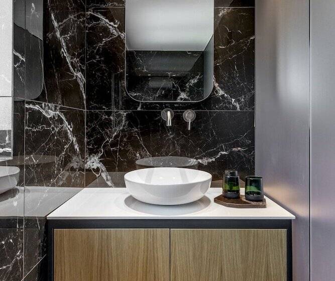 إستوديو قياسي مطل على المدينة, The Newel Acropolis