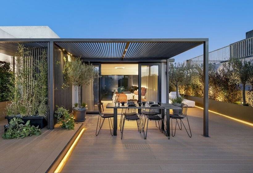 إستوديو قياسي مطل على المدينة, The Newel Acropolis