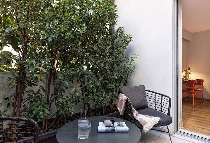 إستوديو ديلوكس, The Newel Acropolis