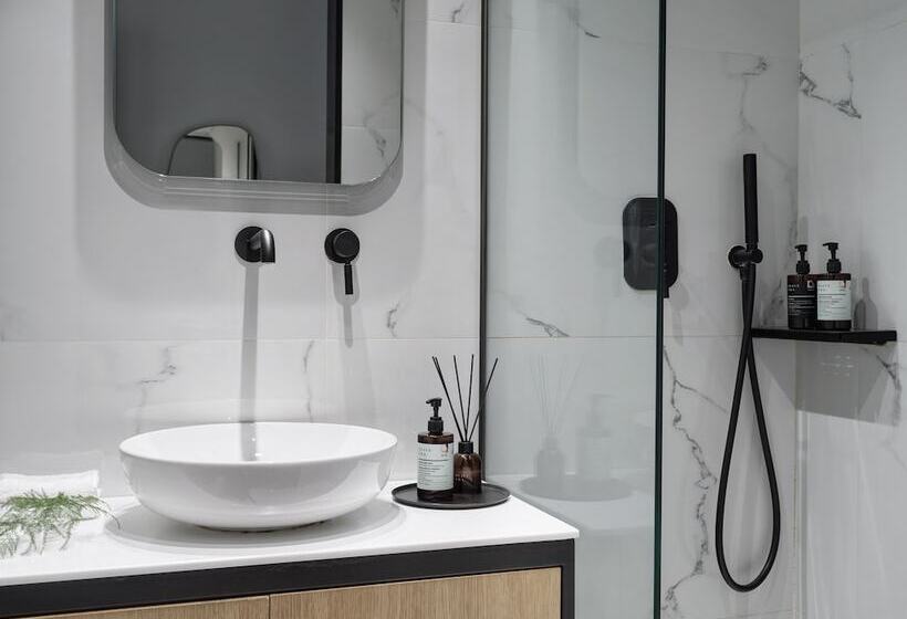 إستوديو ديلوكس, The Newel Acropolis