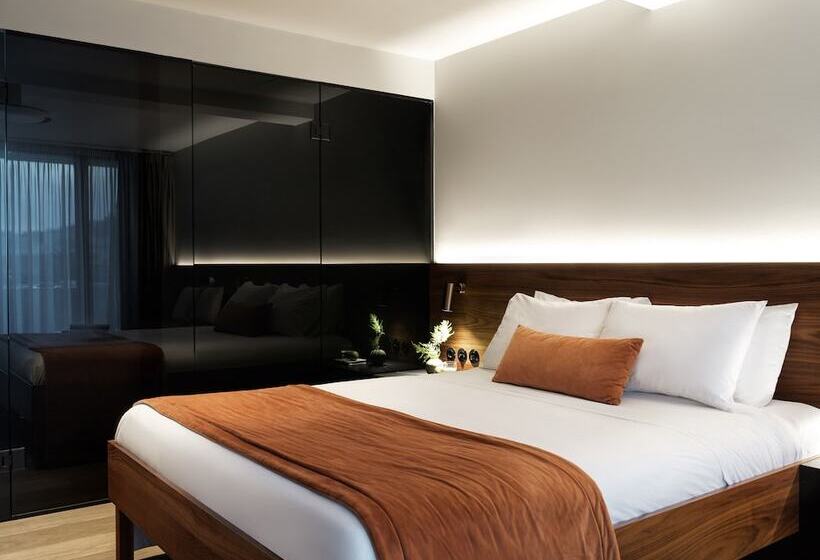 إستوديو قياسي مطل على المدينة, The Newel Acropolis