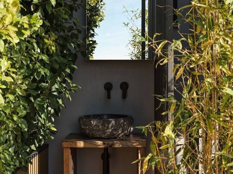 إستوديو قياسي مطل على المدينة, The Newel Acropolis