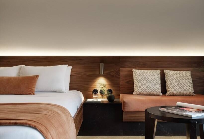 إستوديو قياسي مطل على المدينة, The Newel Acropolis