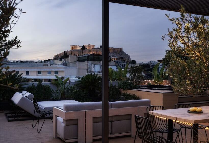 إستوديو قياسي مطل على المدينة, The Newel Acropolis