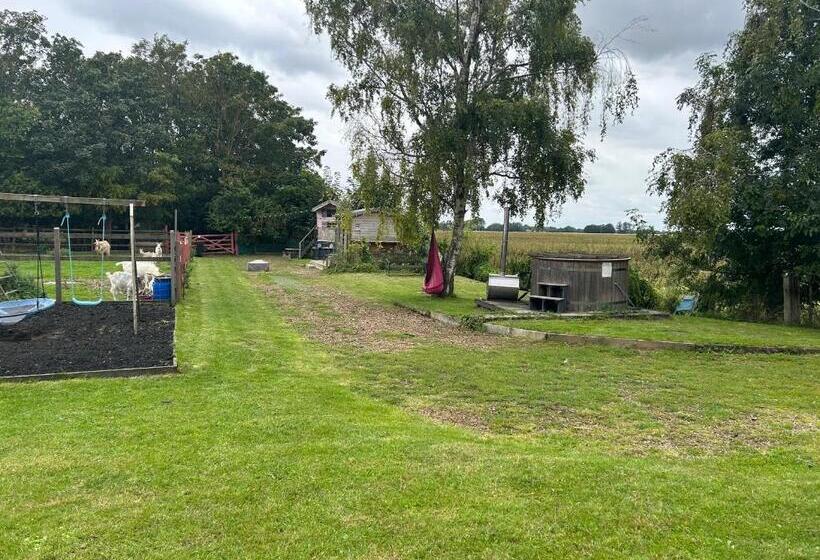 غرفة عائلية, Willow Barn