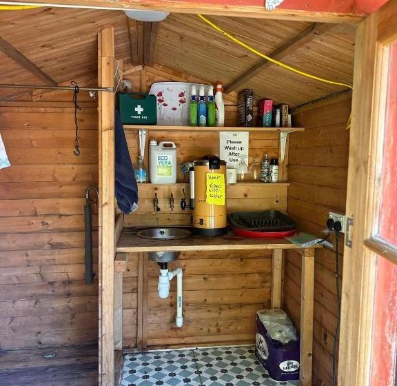 كوخ قياسي, Willow Barn