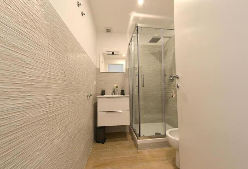 اتاق عادی, Al Settimo Piano