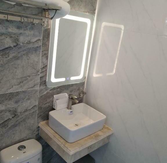 اتاق لوکس, Peace