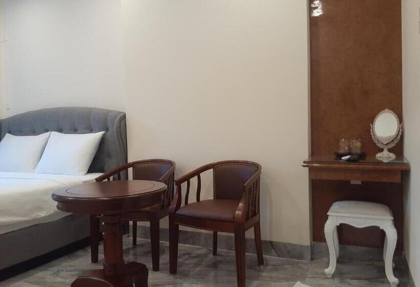 اتاق لوکس با بالکن, Peace