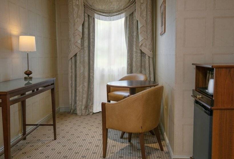 מיטת קינג בסוויטה, Forest Pines Hotel, Spa & Golf Resort