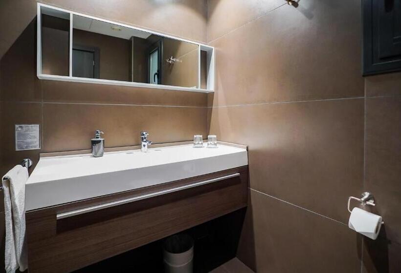 اتاق خانوادگی, Constanza