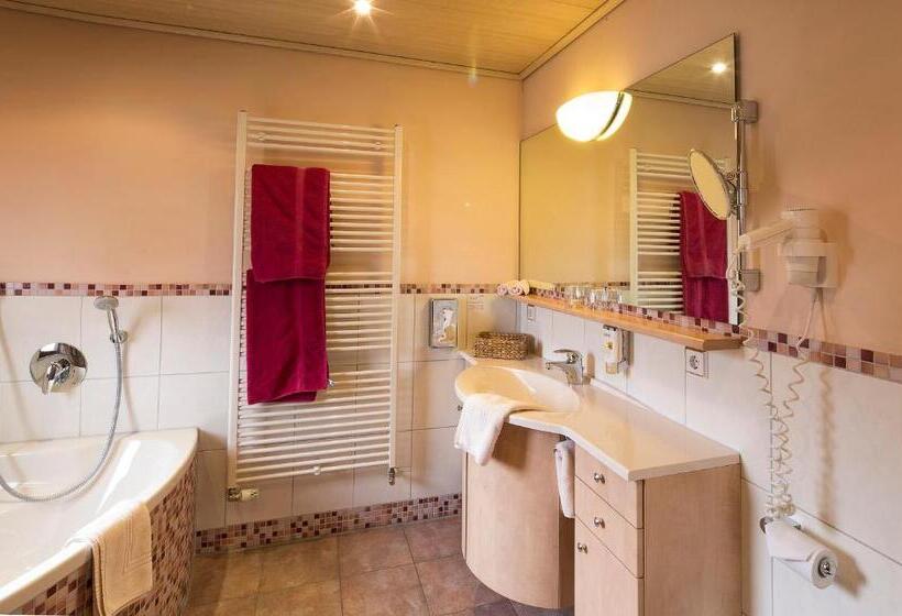 جناح جونيور, Forellenhof Rössle Hotel & Restaurant