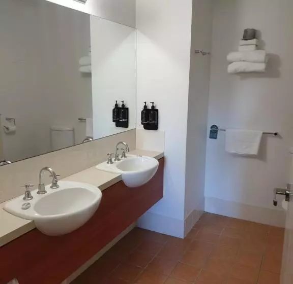 キングサイズベッドのデラックススイート, Ramada Encore Belconnen