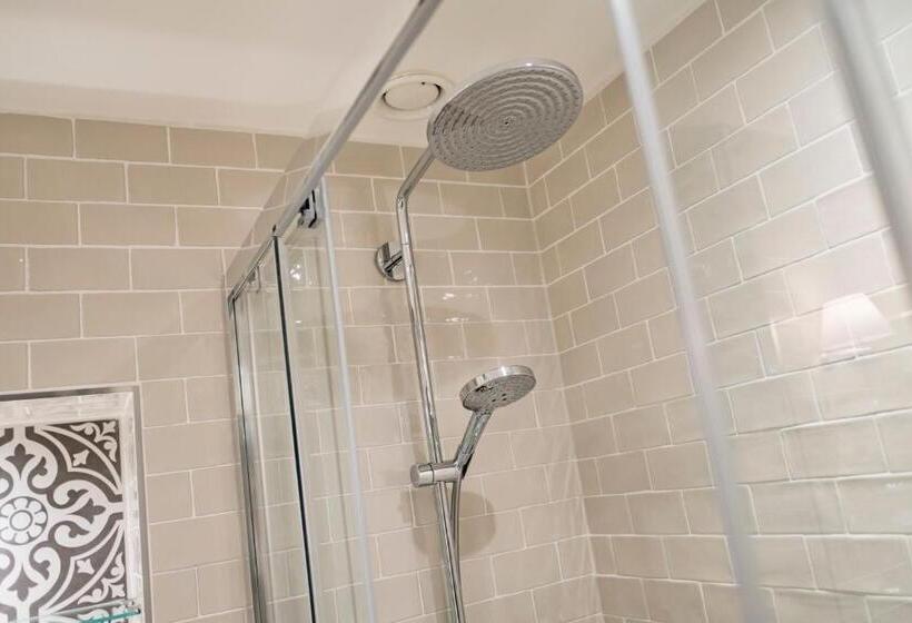 غرفة ديلوكس سرير كينج, The Chamberlain