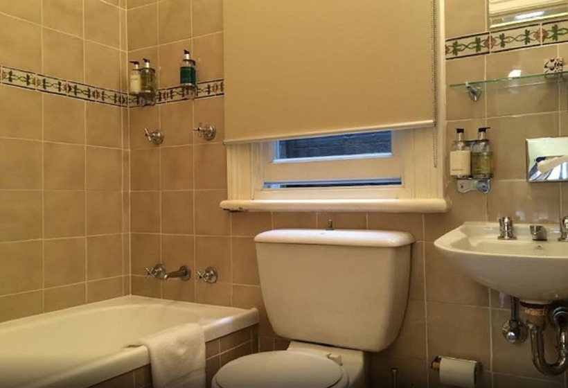 اتاق اکونومی با حمام مشترک, The Russell Boutique