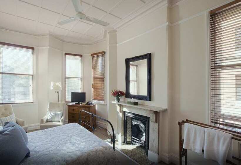 اتاق اکونومی با حمام مشترک, The Russell Boutique