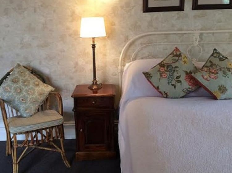 اتاق اکونومی با حمام مشترک, The Russell Boutique